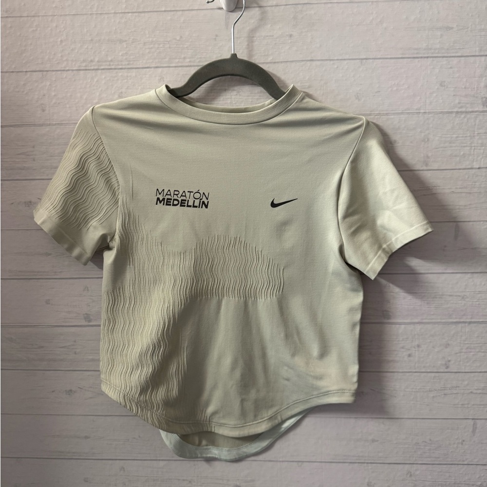 Nike Maratón Medellín Beige Athletic Tee